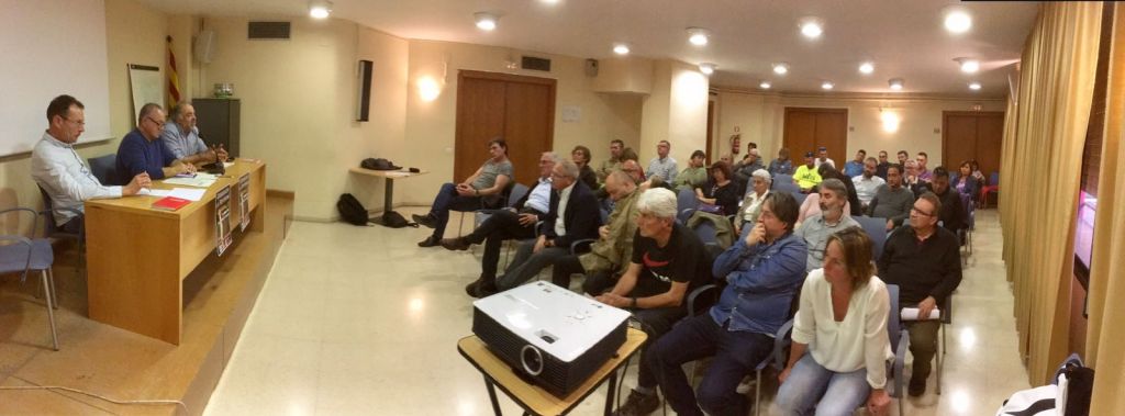 La UGT, CCOO i la Coordinadora de treballadors i treballadores del mar, participen a una taula rodona per tractar la derogació de la reforma laboral