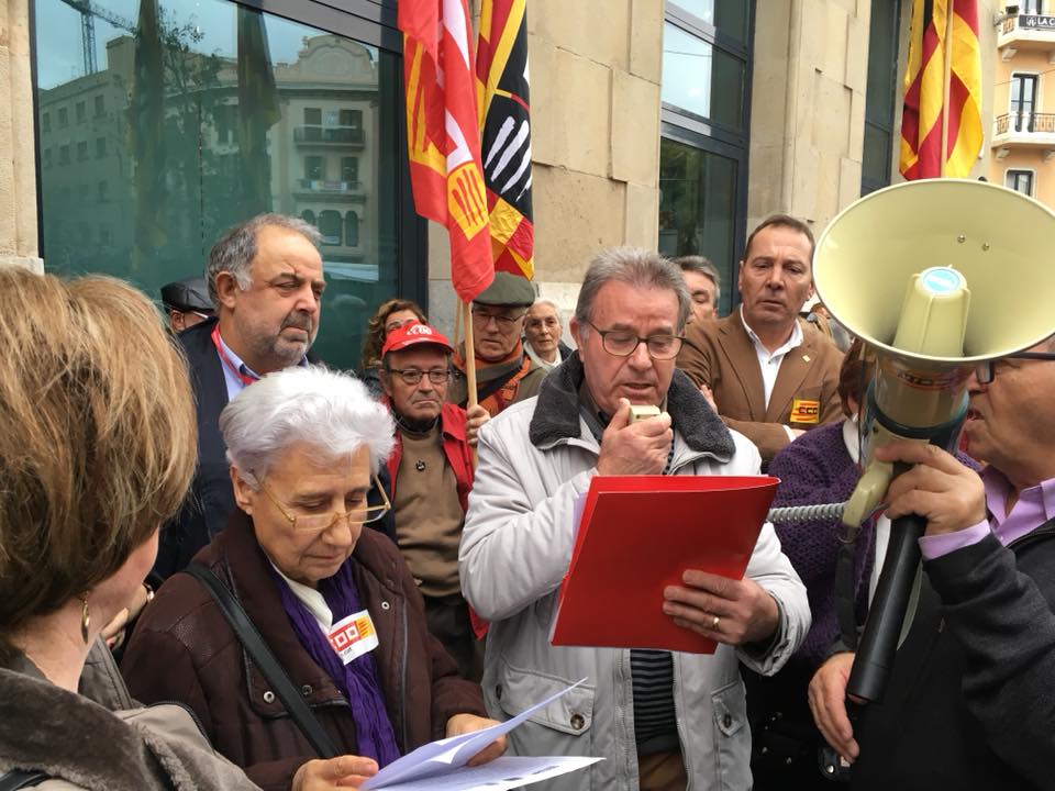 Concentració i lliurament signatures per unes pensions dignes #25G