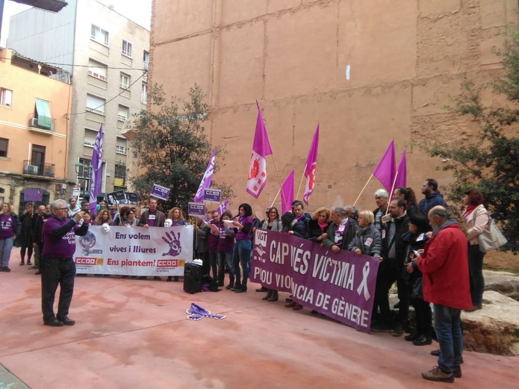 A la plaça de la Dona de Tarragona diem PROU a la violència contra les dones #25N