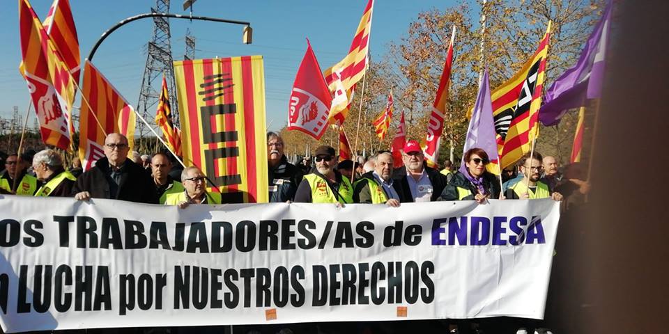 Concentració dels treballadors i treballadores d'Endesa per denunciar el bloqueig del conveni i la pèrdua de drets