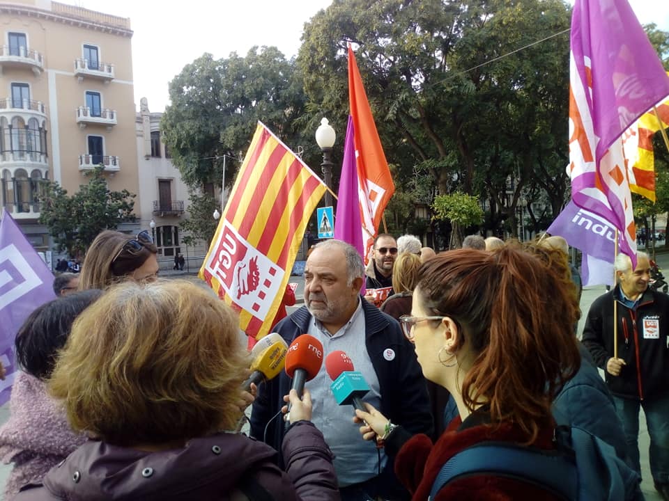 UGT DE TARRAGONA ES CONCENTRA DAVANT DE LA PATRONAL CONTRA ELS ACOMIADAMENTS PER MALALTIA